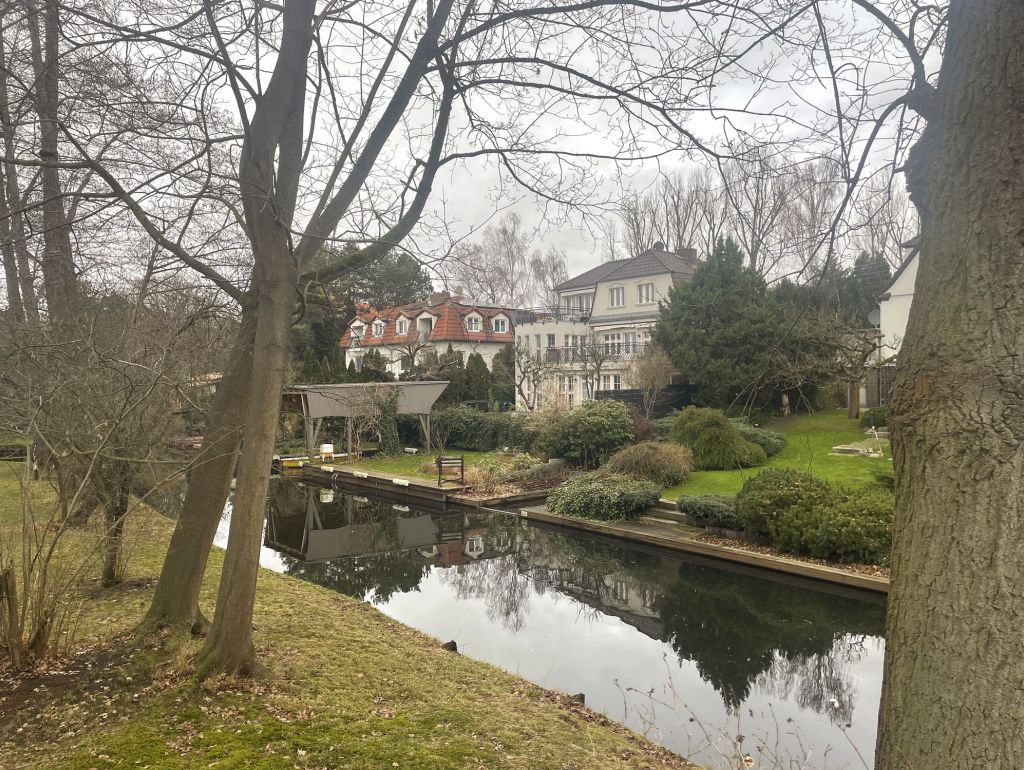 Kahle Bäume im Vordergrund, Kanal und Häuser im Hintergrund