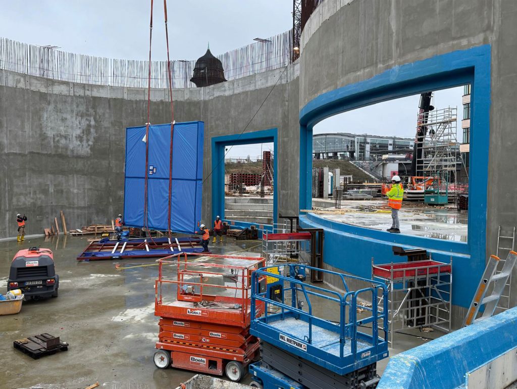 Baustelle von Ocean Berlin. Acrylplatten werden für das Raubfischbecken installiert