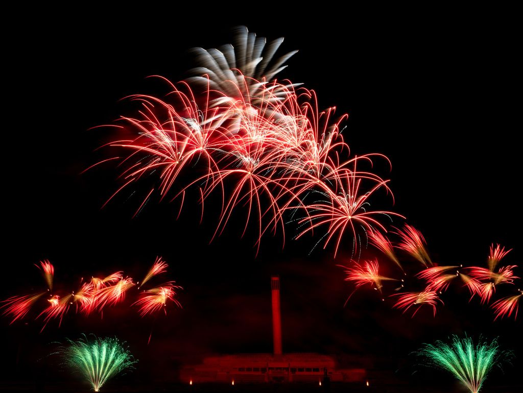 Feuerwerk in Grün, Rot, Weiss auf einem schwarzen Himmel