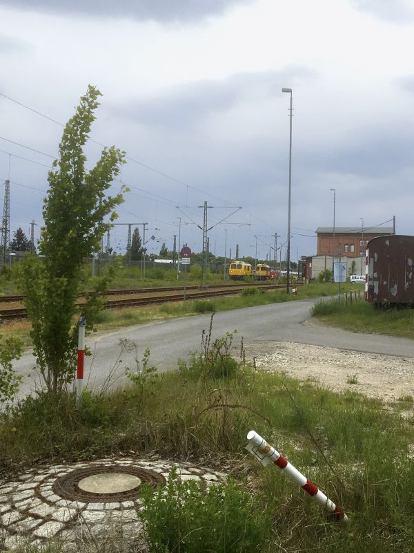 Ein bewölkter Himmel über Brachflächen, die für den Wohnungsbau am alten Güterbahnhof in Betracht gezogen werden.
