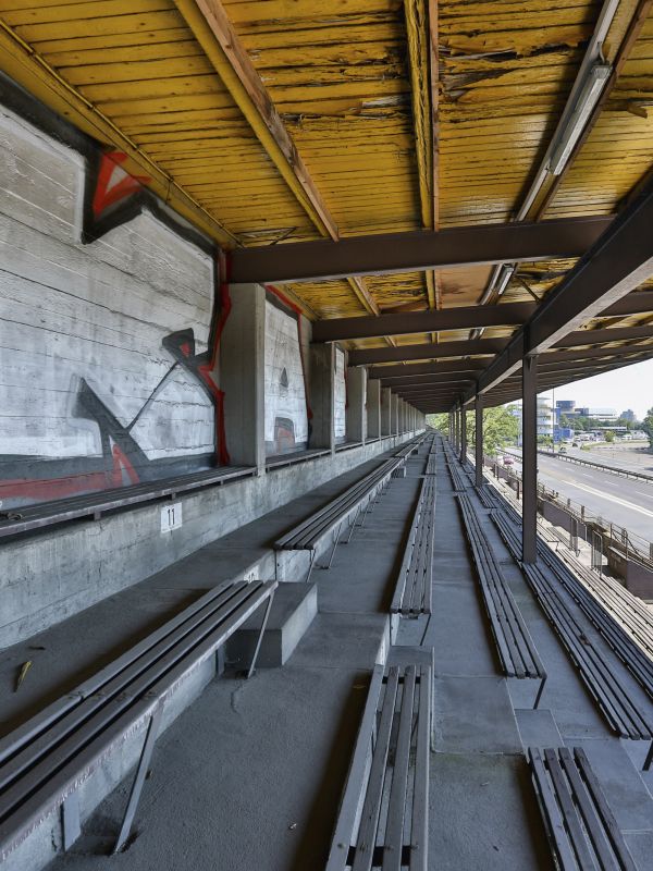 Eine Reihe von Bänken auf der denkmalgeschützten Tribüne des ehemaligen Avus-Rennens.