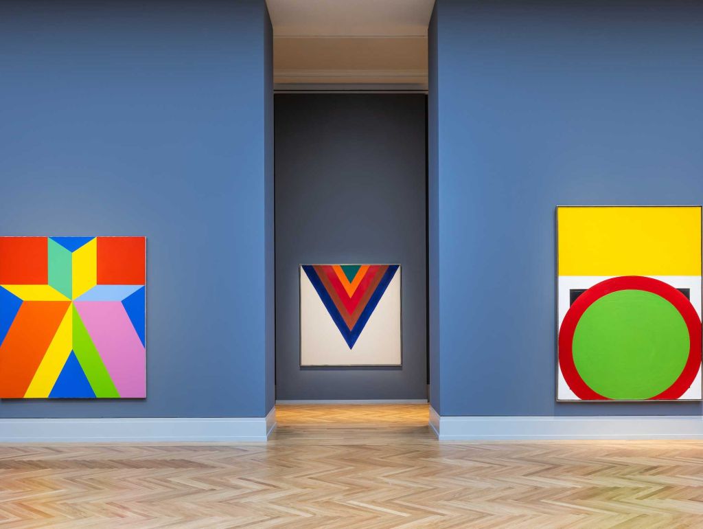Ansicht der Ausstellung blaue Wände bunte gemälde