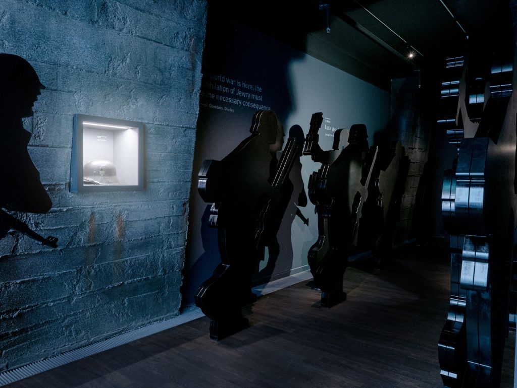 Bunker nachbau, Schatten von Soldaten sind auf die Wand gemalt