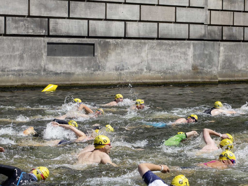 Menschen schwimmen in der Spree an der Mueseumsinsel