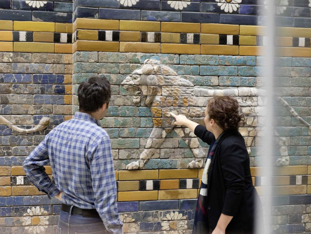 Mosaik eines Löwen an einer Wand des Pergamon Museums