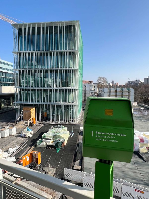 Fernrohr mit sicht auf den, sich im bau befindenden, Turm des neuen Bauhaus Archives
