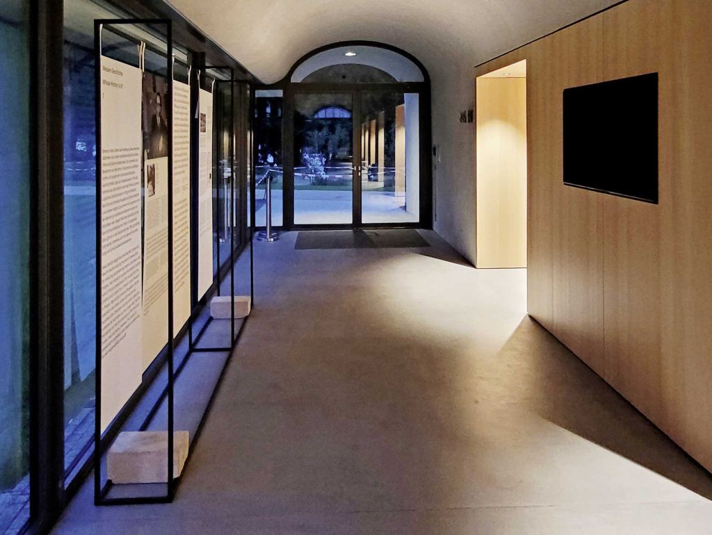 Foyer des Seminarhauses auf der denkmalgeschützen Anlage der Wannsee-Konferenz