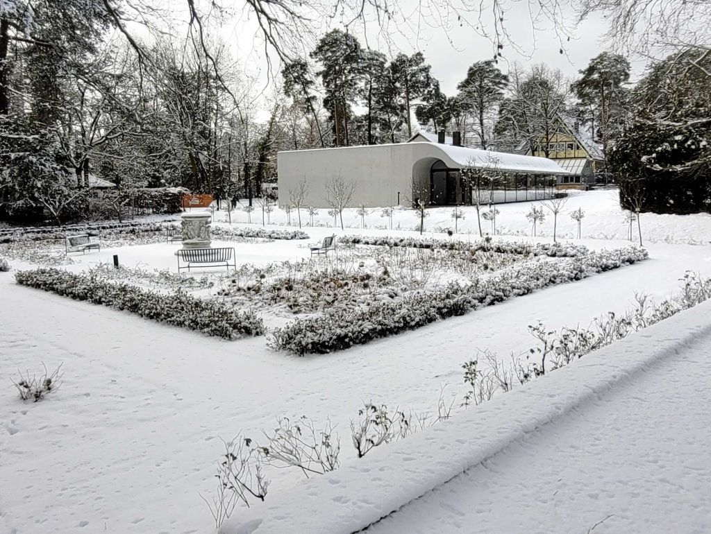 Das Seminargebäude zum Haus der Wannsee-Konferenz mit seinem markant geschwungenem Dach