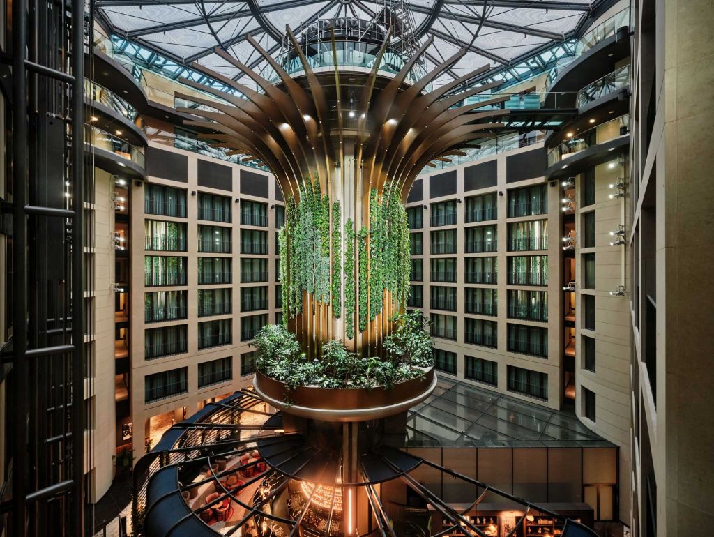 ein über 20 Meter hoher, mit knapp 2 000 Pflanzen bestückten Living Tree in der Lobby