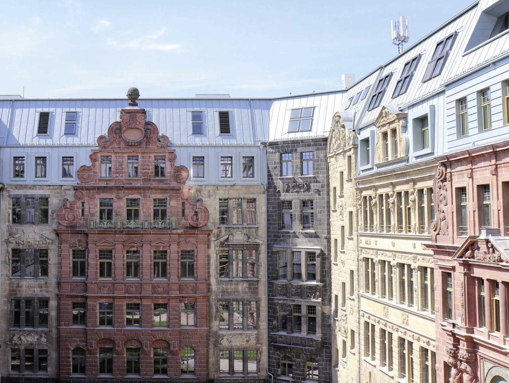 Bunte innenfassade der Viktoriahöfe mit vielen ornamenten 