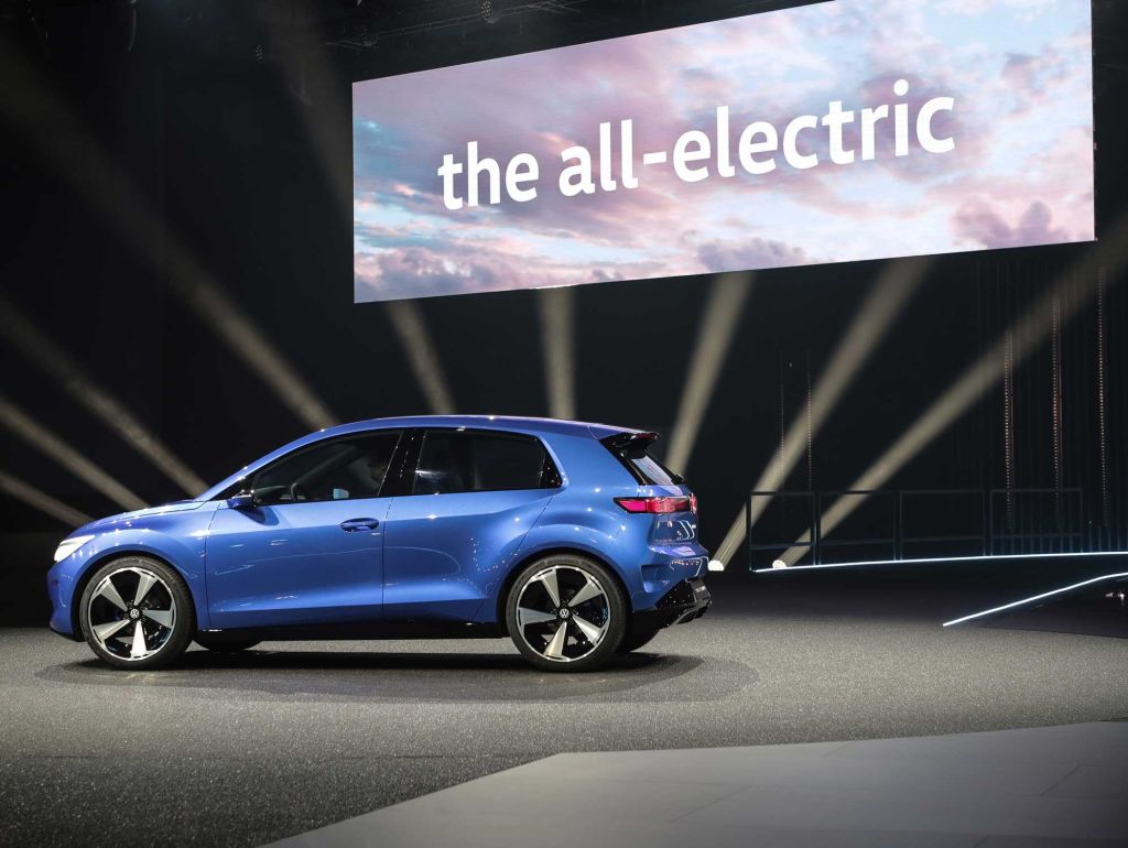 VW ID.2 auf einer Bühne im Hintergrund ein bilschirm auf dem "the all-electric" steht
