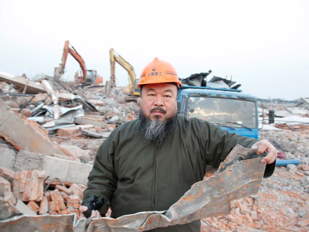 Ai Wei Wei vor den Trümmern seines zerstörten Ateliers
