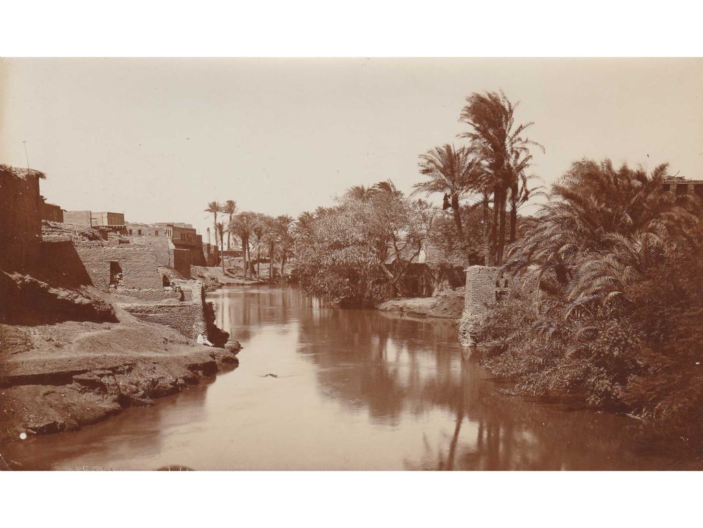 Bahr Yusuf in Medinet el-Fayum (Ägypten), links am Ufer sitzend der Georg Schweinfurth