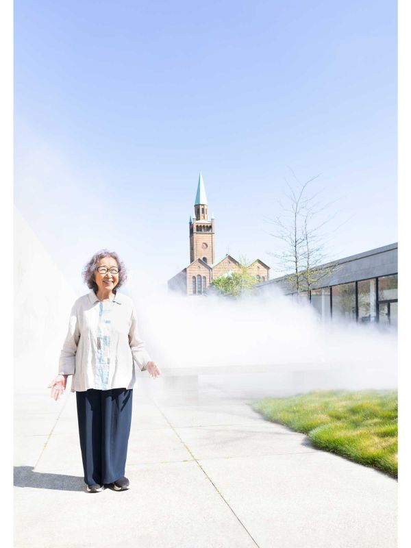 Fujiko Nakaya im Skulpturengarten der Neuen Nationalgalerie