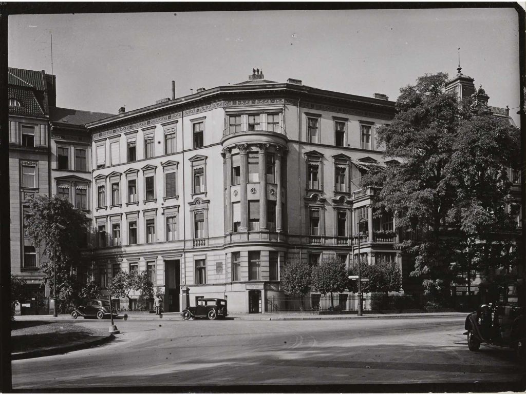 Das Haus Matthäikirchstraße 4, heute Johanna-und-Eduard-Arnhold-Platz / Piazzetta des Kulturforums