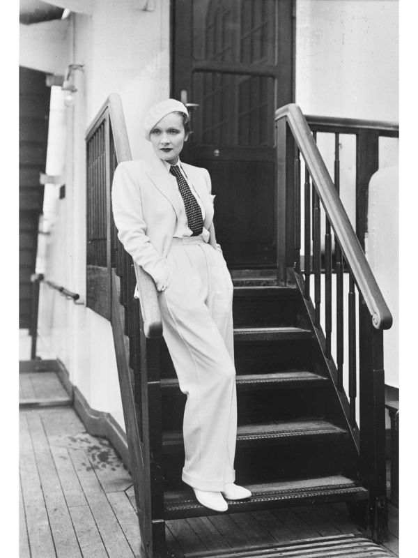 Marlene Dietrich 1933 in einem Anzug von Max Becker