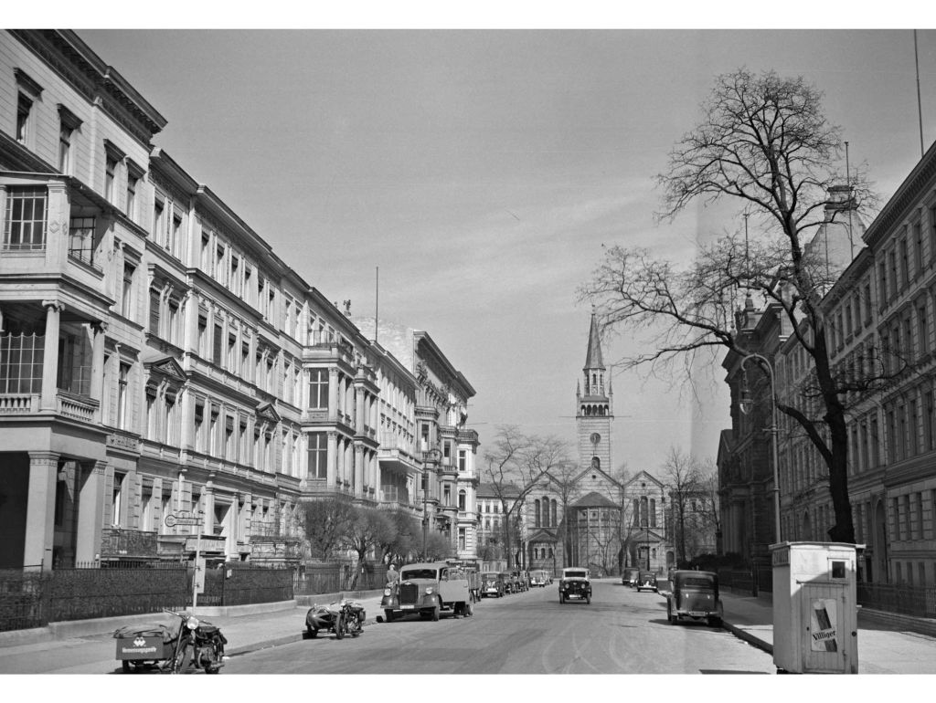 Blick vom Landwehrkanal in die Matthäikirchstraße, im Hintergrund die Kirche St. Matthäus; Aufnahme aus den 1930er Jahren 