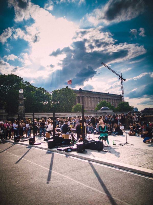 konzert in berlin mitte auf einer strasse