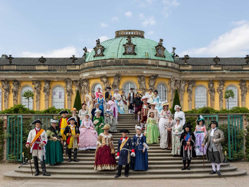 Höfische Gesselschaft gesammelt vor Sanssouci