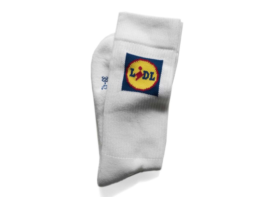Weisse Socken mit dem Lidl Logo in Rot, Gelb, Blau drauf.