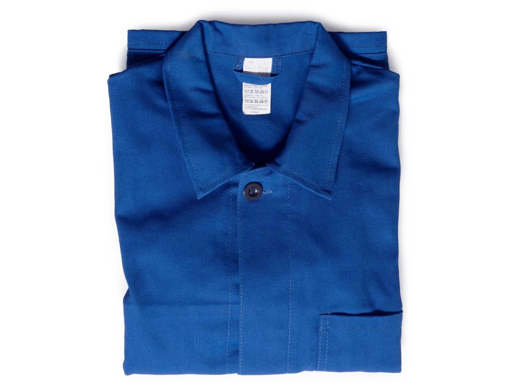 Eine hübsche zusammengefaltete klassische Arbeitsjacke in Dunkelblau. 