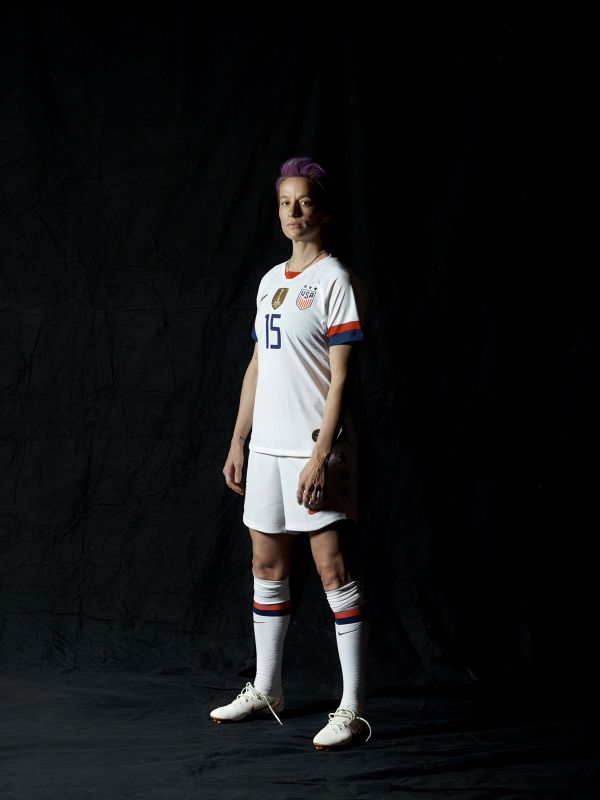 Vollbild Porträt von Fußballerin Megan Rapione. Mit tiefschwarzem Hintergrund.