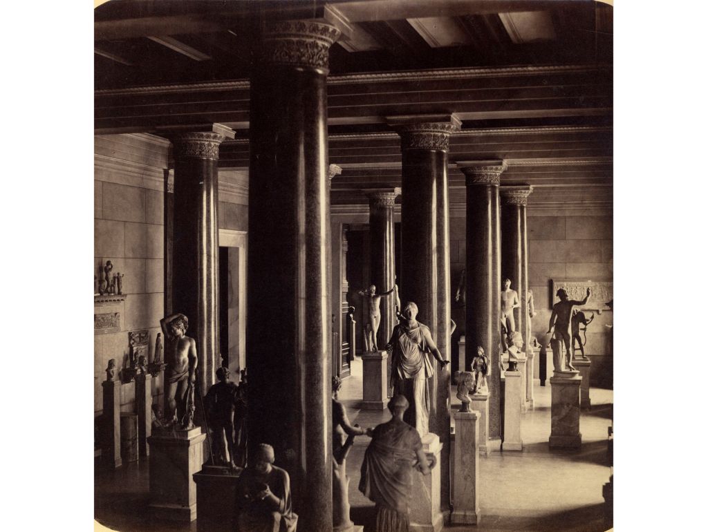 Blick in die Ausstellungsräume des Alten Museums, ca. 1906/07, im Zentrum die Statue der Artemis Colonna
