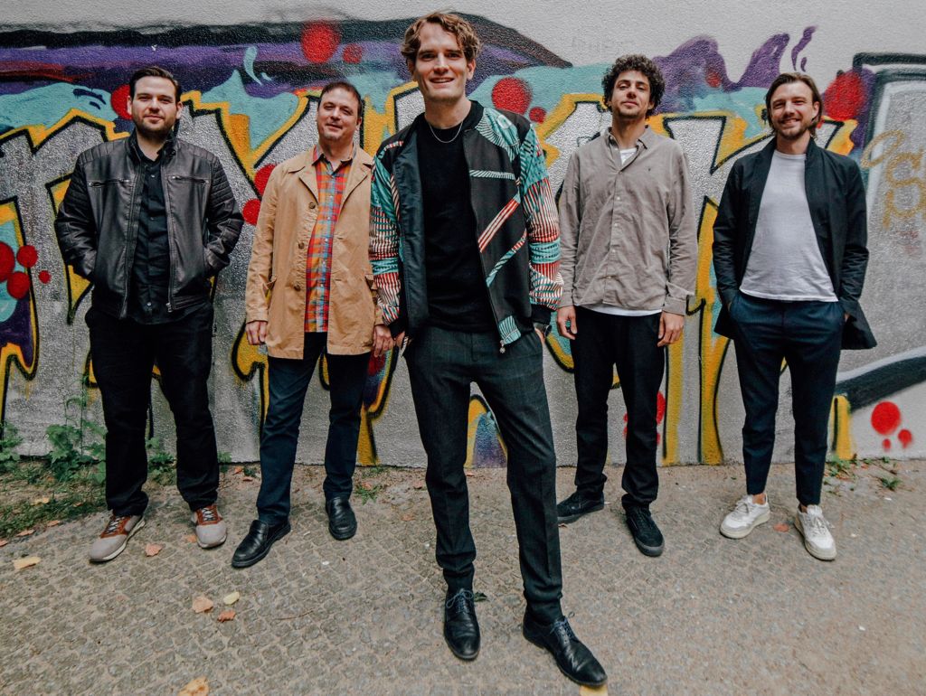 Tobias mit Band vor einem Grafitto