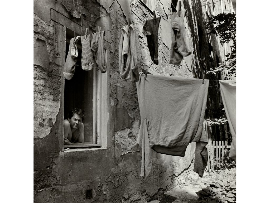 Reinhard Münch (*1951) Aus der Serie: Das Haus Dunckerstr. 16 in Berlin 1058, 1985 