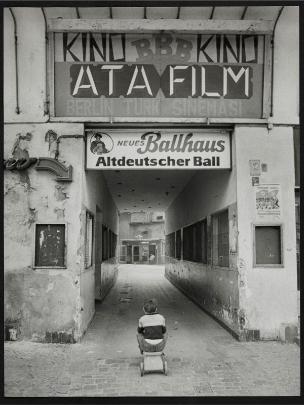 Ludwig Binder (1928-1980) Hofeinfahrt Kottbusser Straße 6, um 1976 
