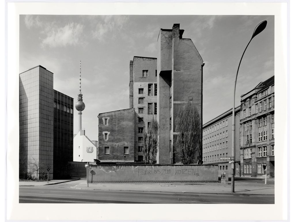 André Kirchner (*1958) Stralauer Straße, Ecke Waisenstraße Aus der Serie: Nachtrag Berlin 1990-1992. 