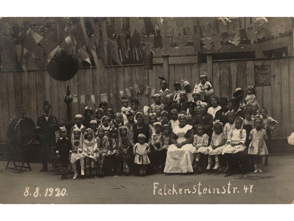 Unbekannter Fotograf Hoffest in der Falckensteinstraße 27, 1920 Ansichtskarte
