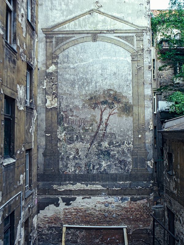 Werner Brunner (*1941) Aus der Serie: Berliner Wandbilder, 1974-1990 (Berlin-Prenzlauer Berg, Esmarchstraße 26, I. Hinterhof) 