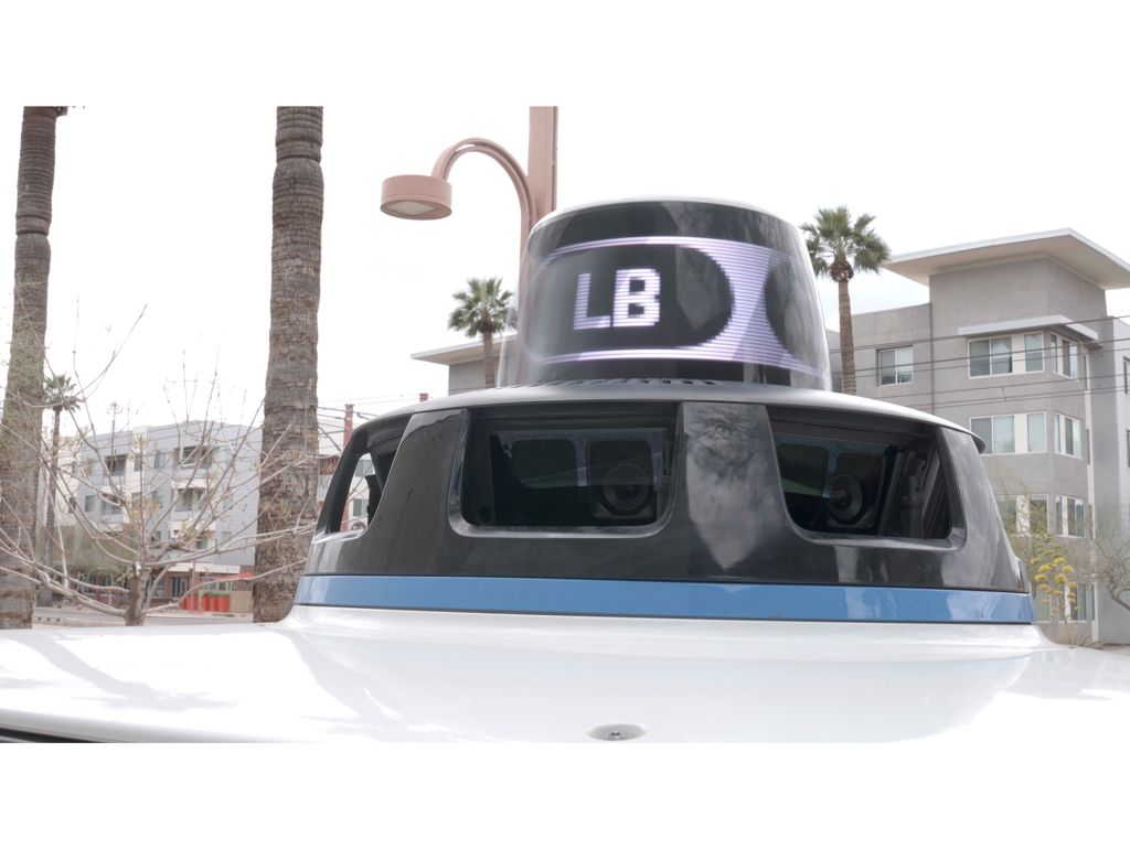 LiDAR-Sensor eines Waymo-Taxis mit Passagierinformationen von Lisa Barnard (LB), 2023