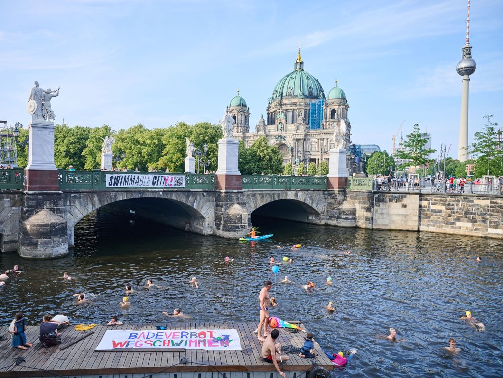 Blick auf Spree mit schwimmenden Menschen