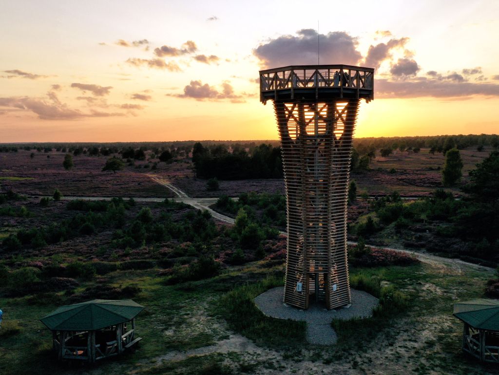 Blick auf Sielmann-Turm in Abendsonne