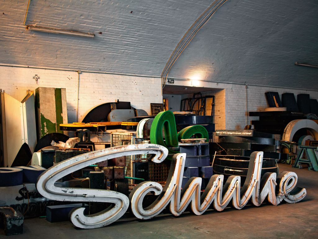 Buchstabenschild mit dem Schriftzug 2Schule"