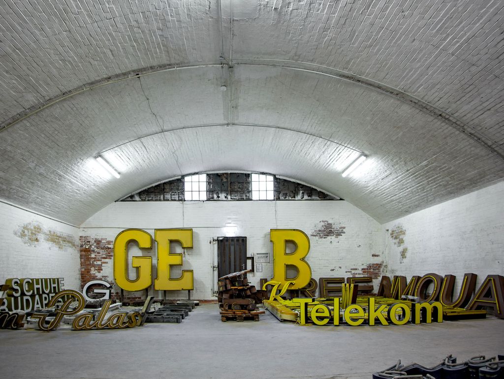 Blick auf vielen gelben Buchstaben drin im Museum