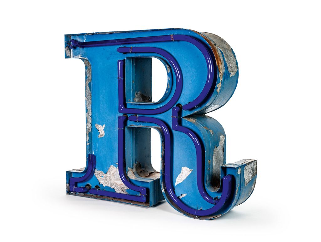 Close-up von einem blauen R-Buchstaben