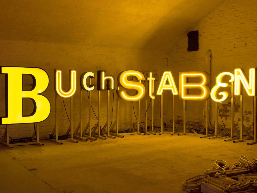 Unterschiedliche Arten von gelben leuchtenden Buchstaben 