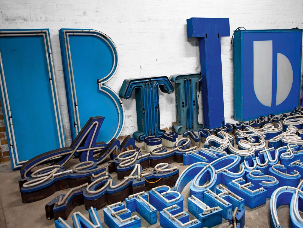 Ganz viele blauen Schilder und Buchstaben schön nebeneinander positioniert