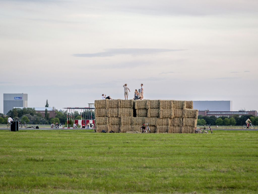 Auf dem ehemaligen Flughafengelände sind heute Strohballen Tei der Landschaftpflege und beliebte Kletterobjekte