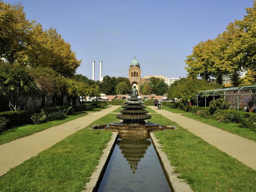 Der Indische Brunnen am Engelbecken – rekonstruiert nach historischem Vorbild, im Hintergrund die St.-Michael-Kirche