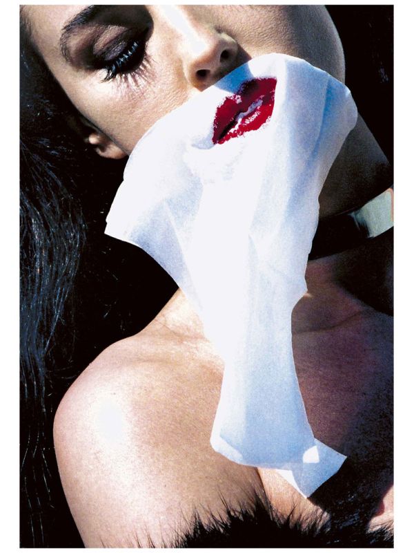 Monica Bellucci mit weißem Tuch mit Lippenstiftabdruck über ihr Gesicht 