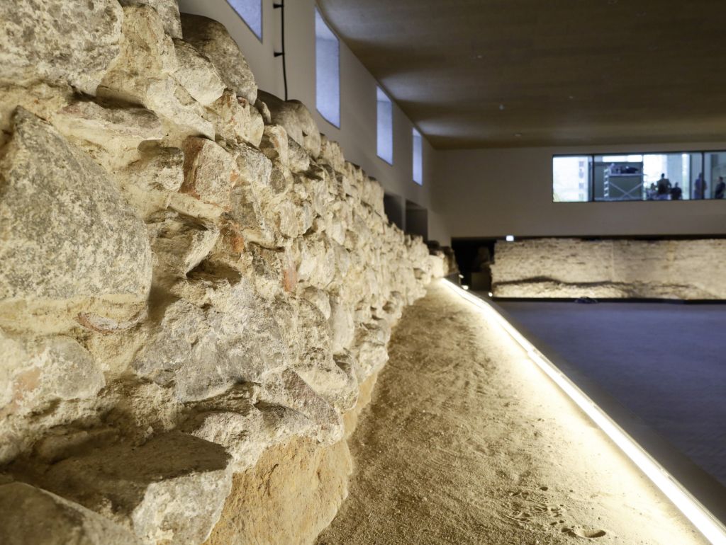 Archäologische Arbeit live im Ausgrabungsgeschoss erleben