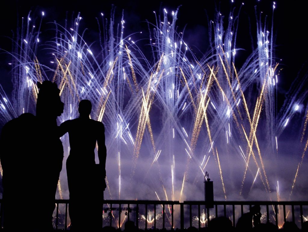 Feuerwerk in Lila im Vordergrund schatten von einem Pferd und einem Menschen