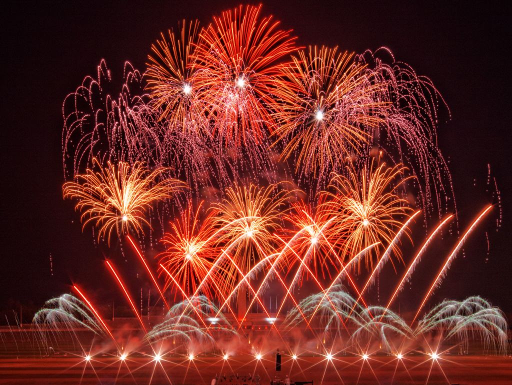 Rotes Feuerwerk über dem Olympiastadion