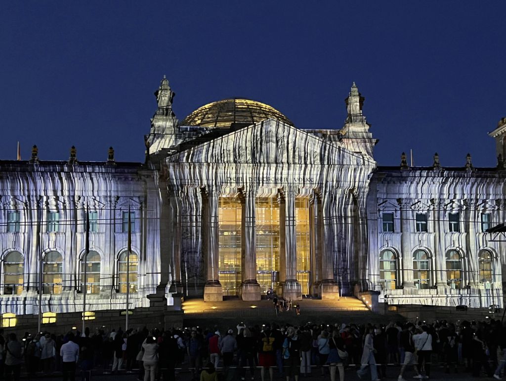 Im Juni wurde der Reichstag zum 30. Jahrestag der Verhüllung durch Christo und Jeanne-Claude mit einer Lichtinstallation gewürdigt