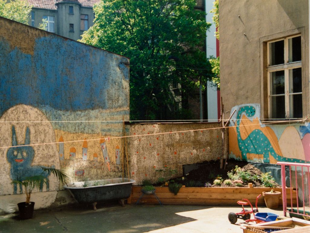 Hof in Ost-Berlin, um 1995