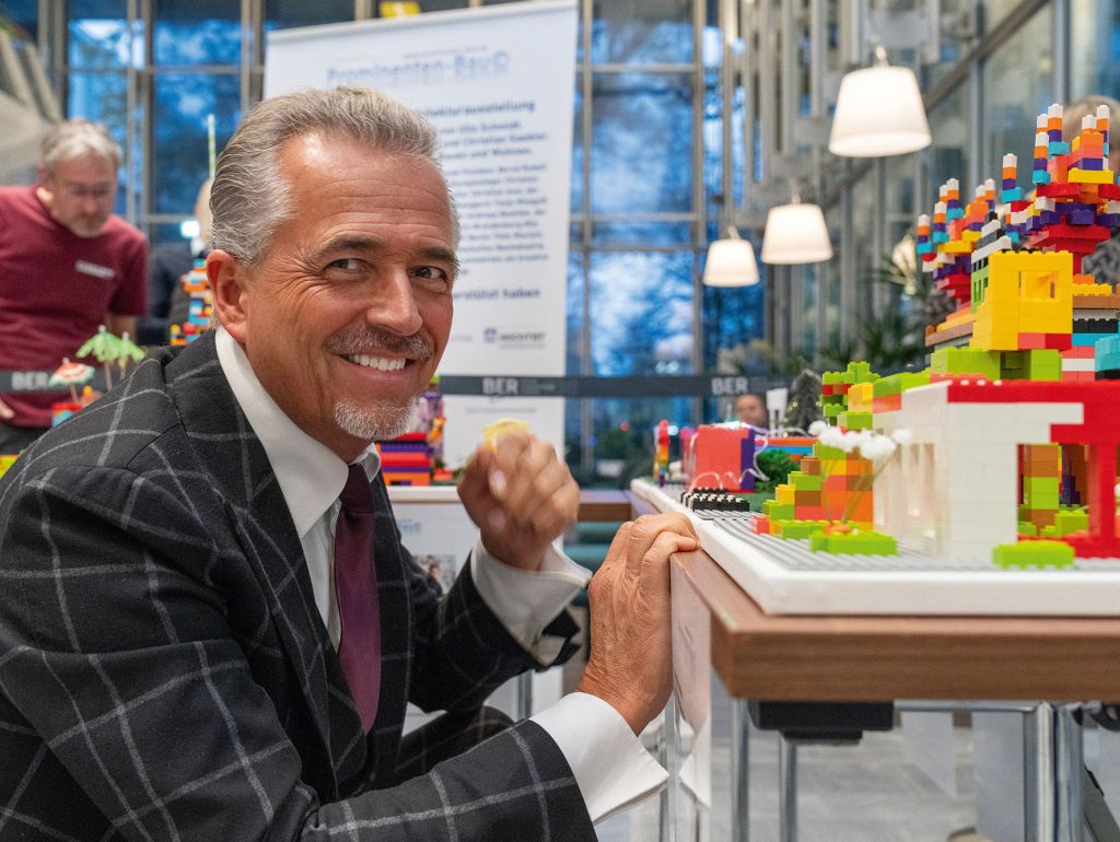 Ein Mann vor einem Selbstgebauten Lego Haus